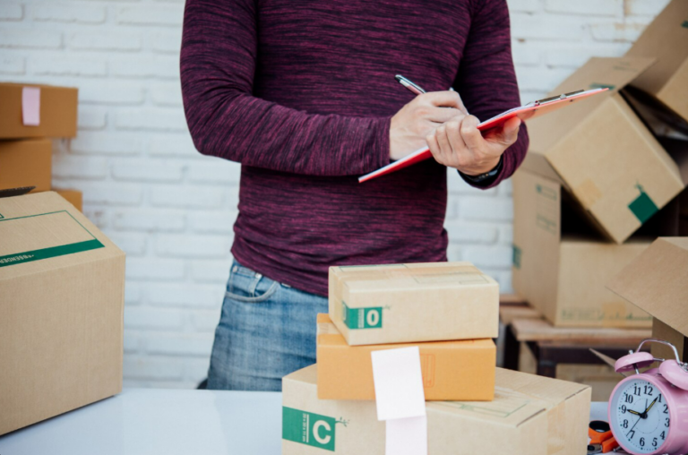 Trabajador gestionando el tail spend de su negocio